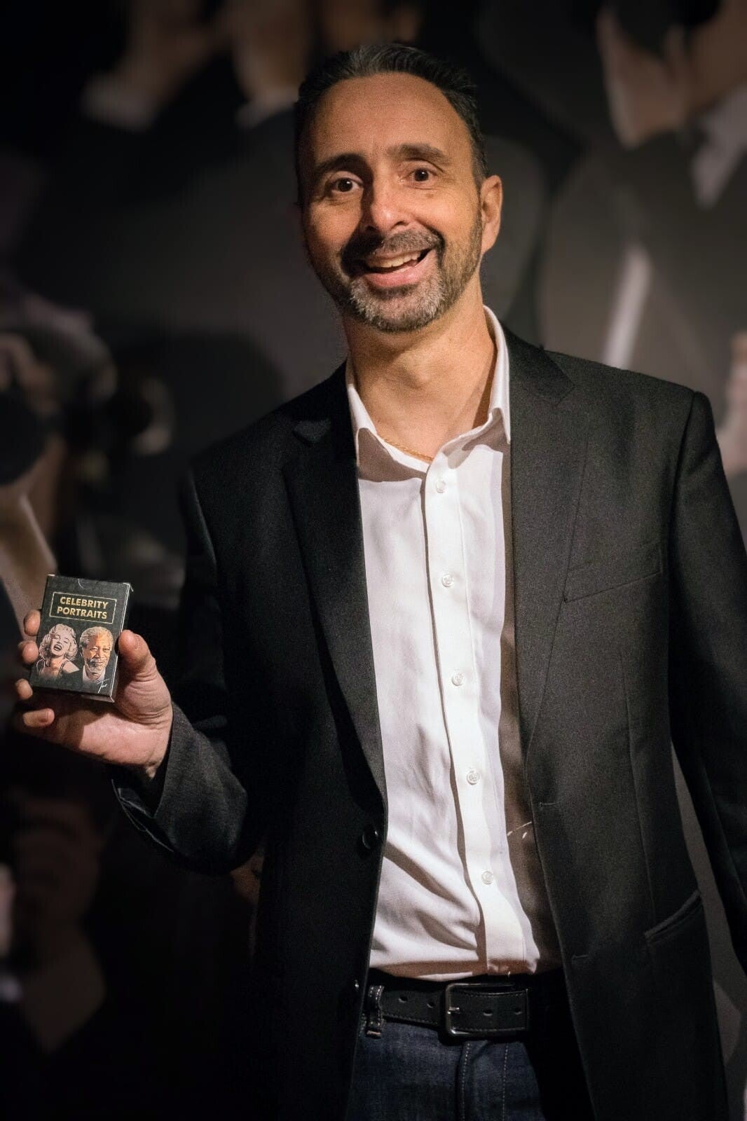 Olivier Zaragosa avec des cartes